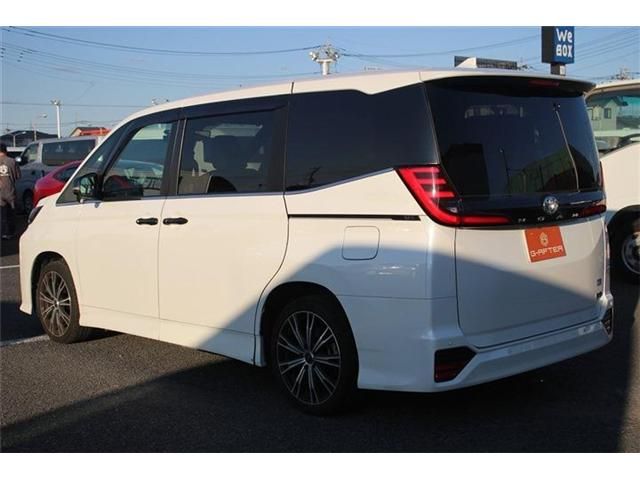 TOYOTA NOAH HYBRID 2022