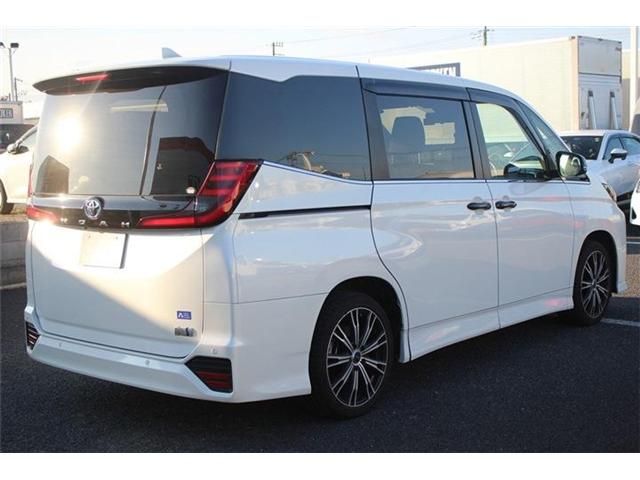 TOYOTA NOAH HYBRID 2022
