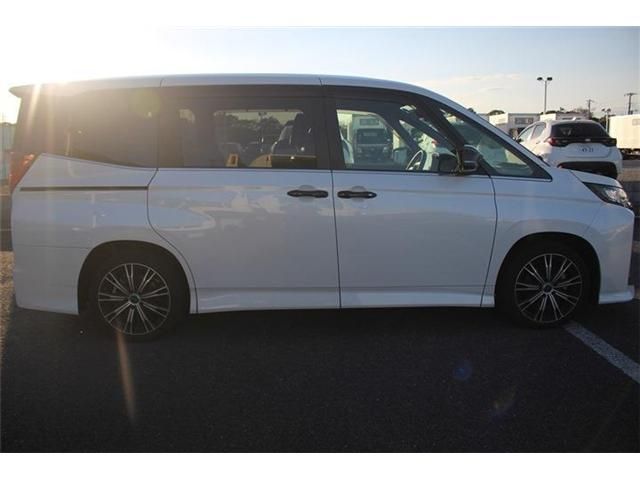 TOYOTA NOAH HYBRID 2022