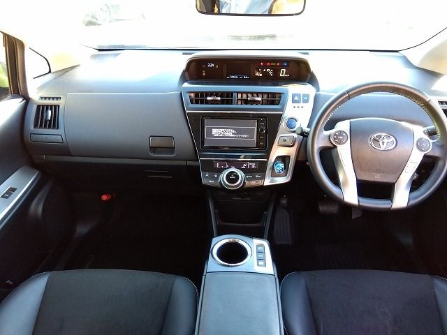 TOYOTA PRIUS Alpha 2015