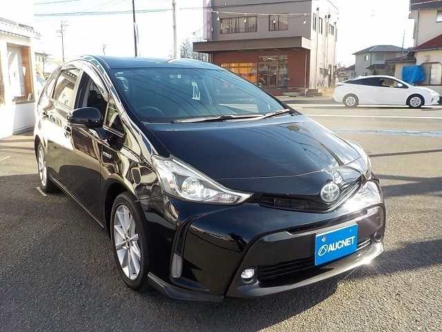 TOYOTA PRIUS Alpha 2015