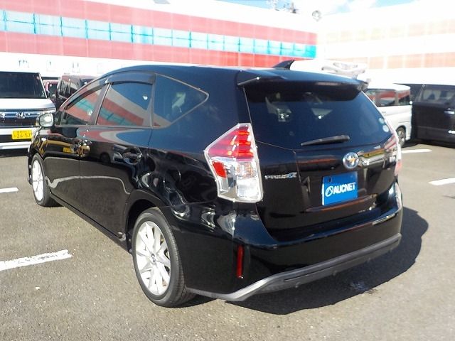 TOYOTA PRIUS Alpha 2015