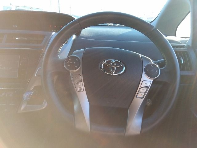 TOYOTA PRIUS Alpha 2015
