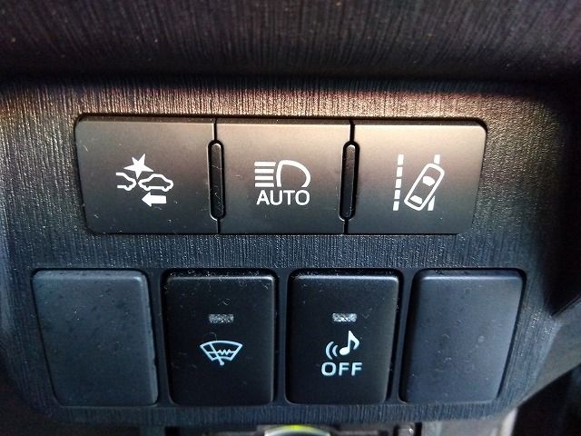 TOYOTA PRIUS Alpha 2015