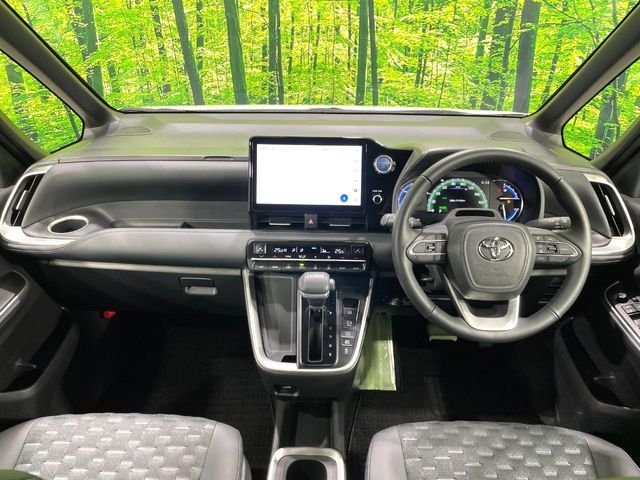 TOYOTA VOXY HYBRID 2022