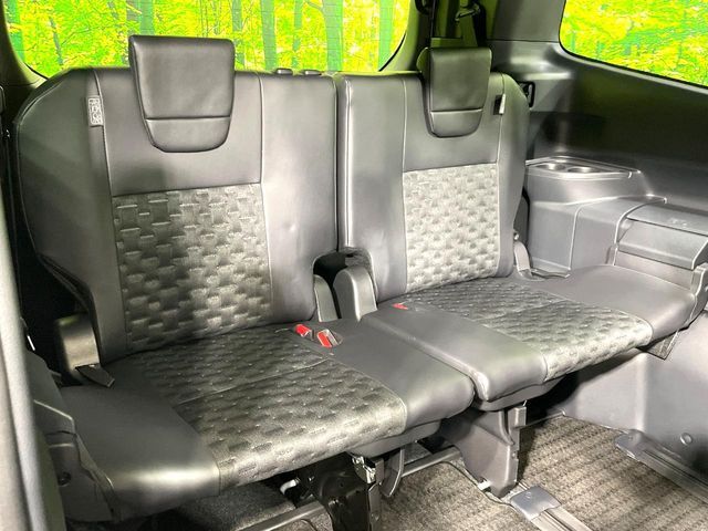 TOYOTA VOXY HYBRID 2022