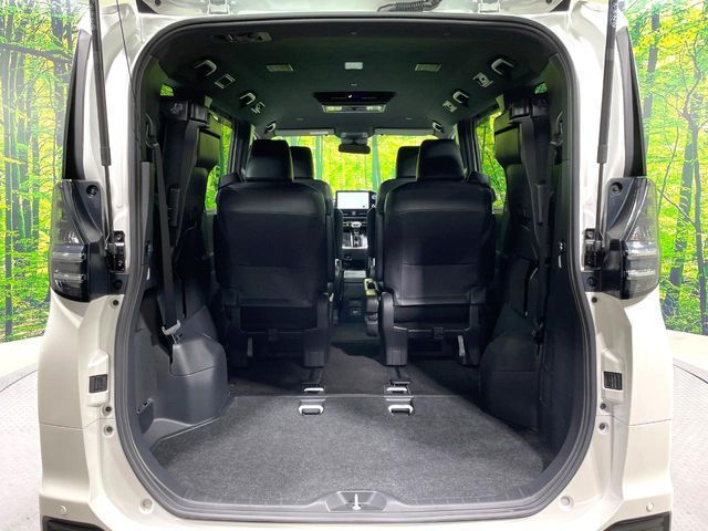 TOYOTA VOXY HYBRID 2022