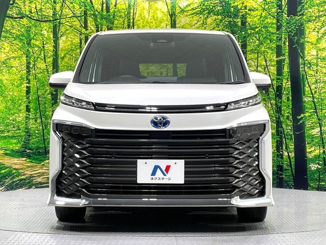 TOYOTA VOXY HYBRID 2022