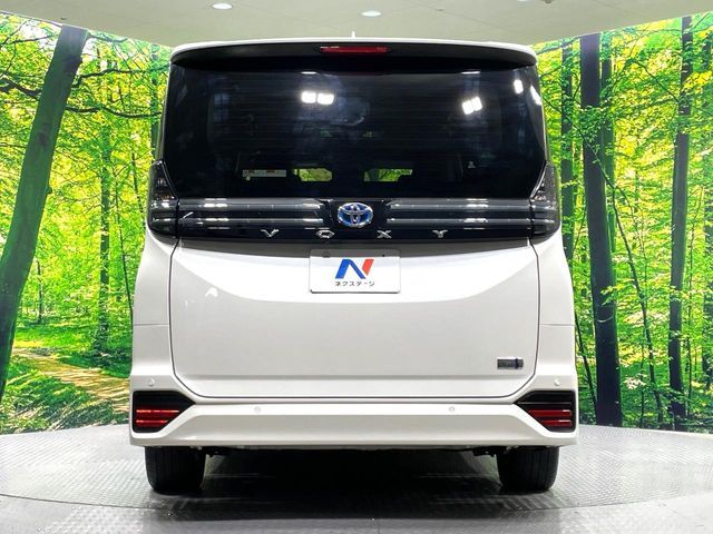 TOYOTA VOXY HYBRID 2022