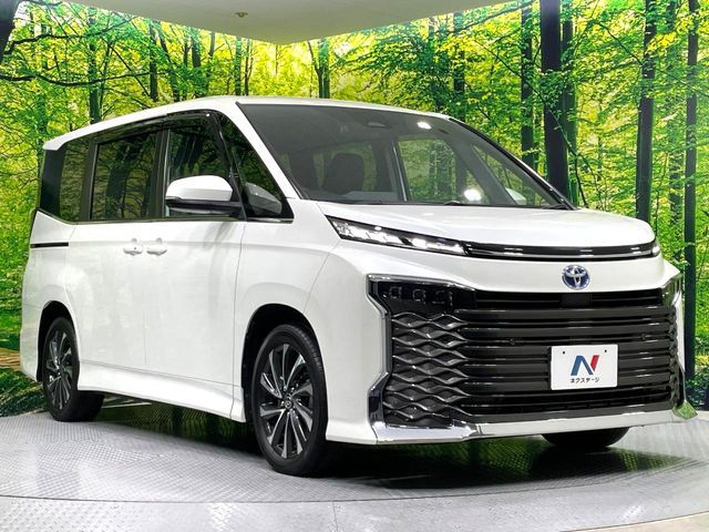 TOYOTA VOXY HYBRID 2022