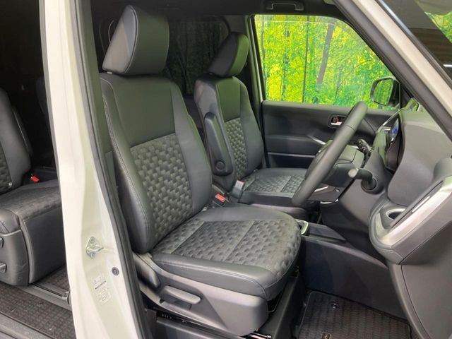 TOYOTA VOXY HYBRID 2023