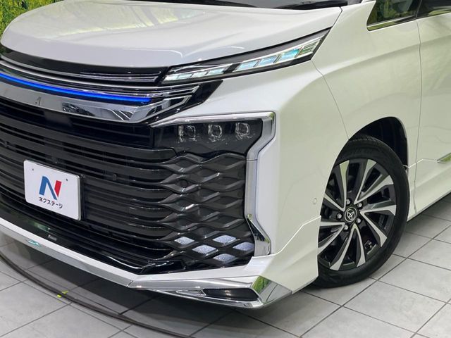 TOYOTA VOXY HYBRID 2023