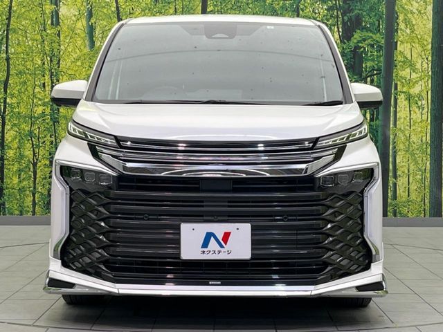 TOYOTA VOXY HYBRID 2023