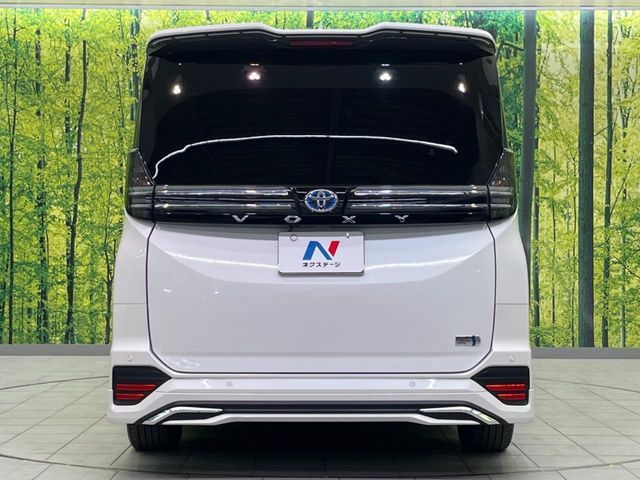 TOYOTA VOXY HYBRID 2023