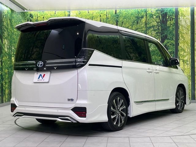 TOYOTA VOXY HYBRID 2023