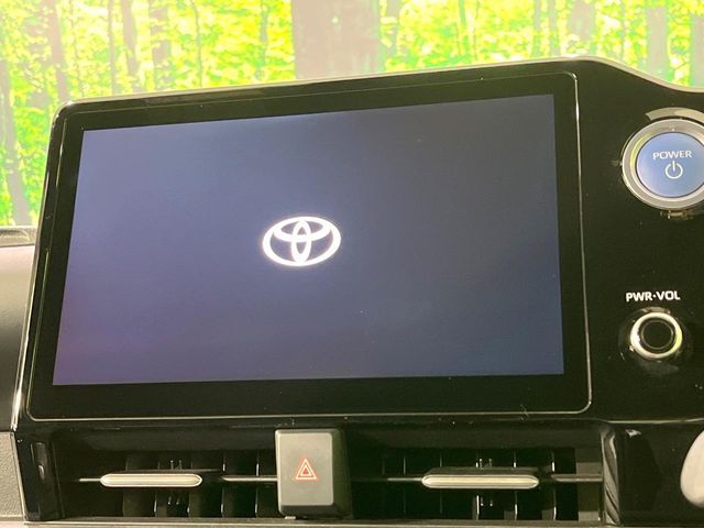 TOYOTA VOXY HYBRID 2022