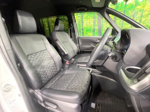 TOYOTA VOXY HYBRID 2022