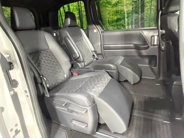 TOYOTA VOXY HYBRID 2022