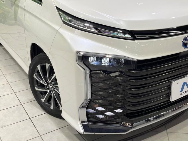 TOYOTA VOXY HYBRID 2022