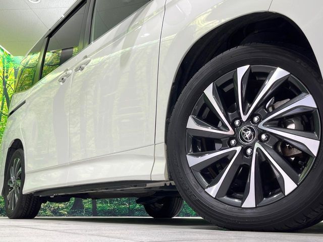 TOYOTA VOXY HYBRID 2022