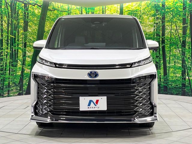 TOYOTA VOXY HYBRID 2022