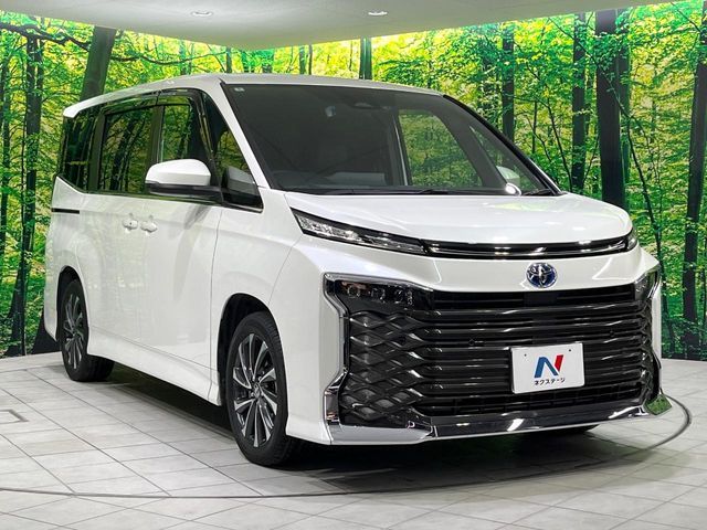 TOYOTA VOXY HYBRID 2022