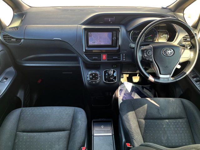 TOYOTA VOXY HYBRID 2014