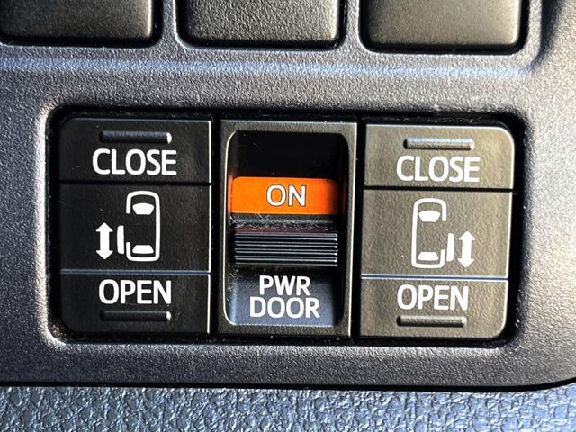 TOYOTA VOXY HYBRID 2014