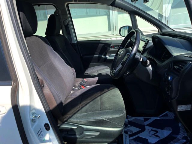 TOYOTA VOXY HYBRID 2014