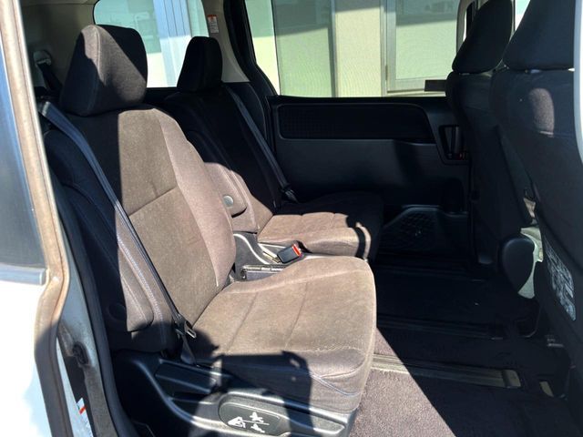 TOYOTA VOXY HYBRID 2014