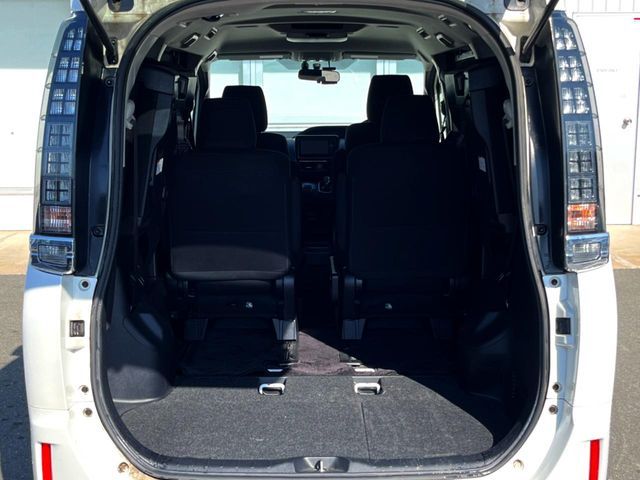 TOYOTA VOXY HYBRID 2014