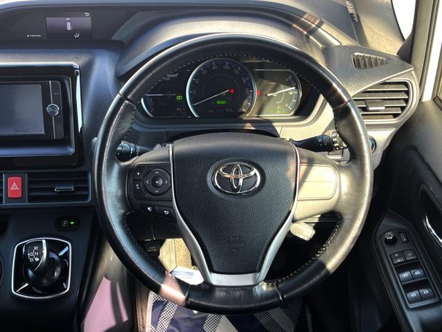 TOYOTA VOXY HYBRID 2014