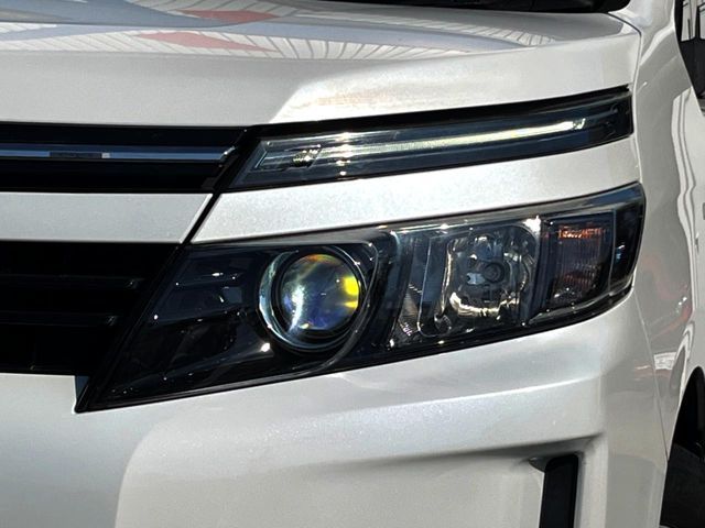 TOYOTA VOXY HYBRID 2014