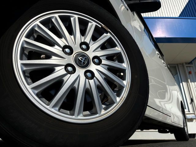 TOYOTA VOXY HYBRID 2014