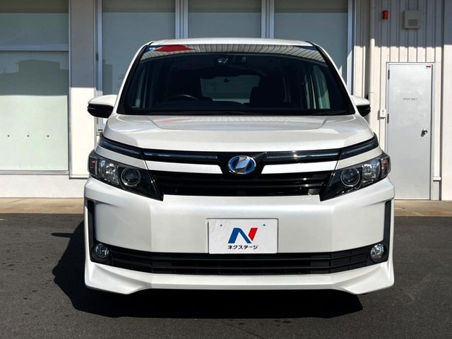 TOYOTA VOXY HYBRID 2014