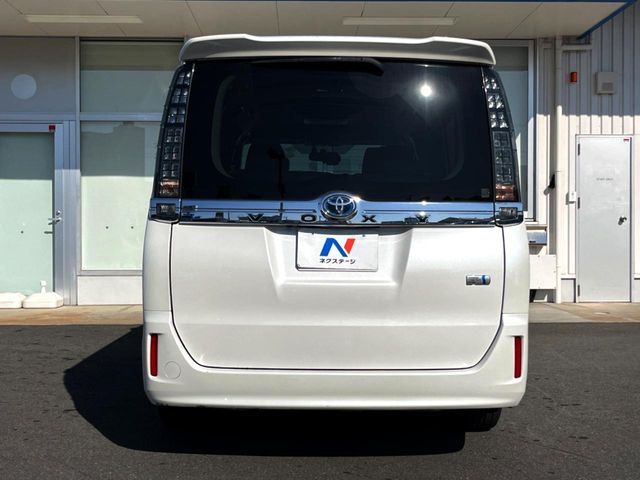 TOYOTA VOXY HYBRID 2014