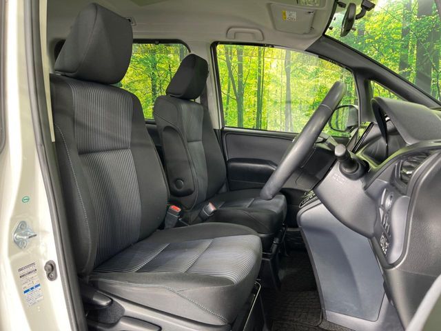 TOYOTA VOXY 4WD 2014