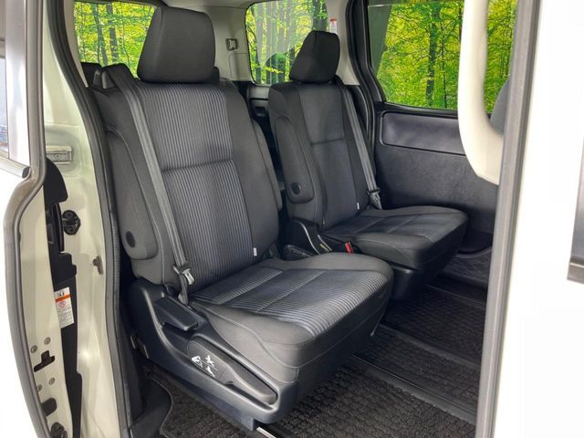 TOYOTA VOXY 4WD 2014