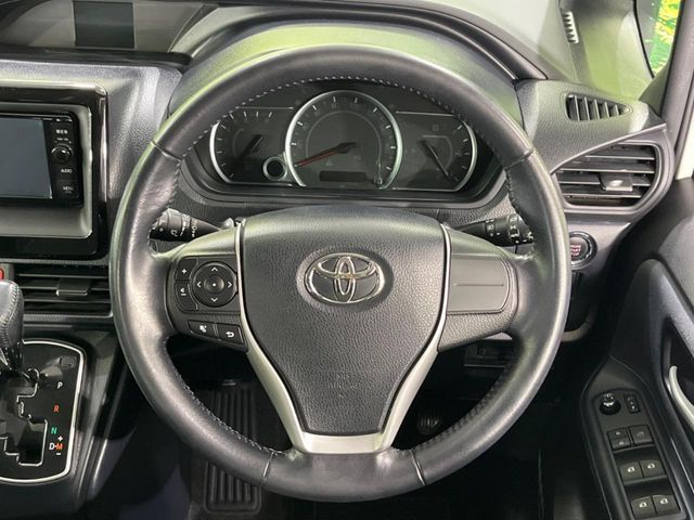 TOYOTA VOXY 4WD 2014