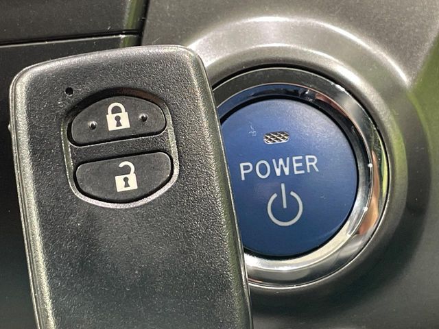 TOYOTA PRIUS Alpha 2013