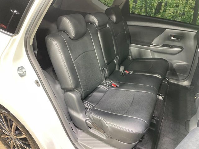 TOYOTA PRIUS Alpha 2013