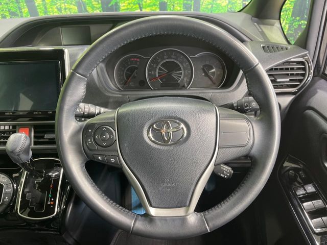 TOYOTA VOXY 2021