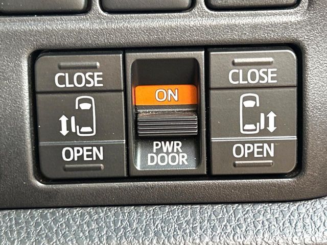 TOYOTA VOXY 4WD 2021