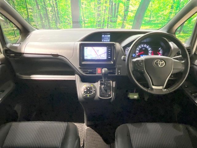TOYOTA NOAH 2014