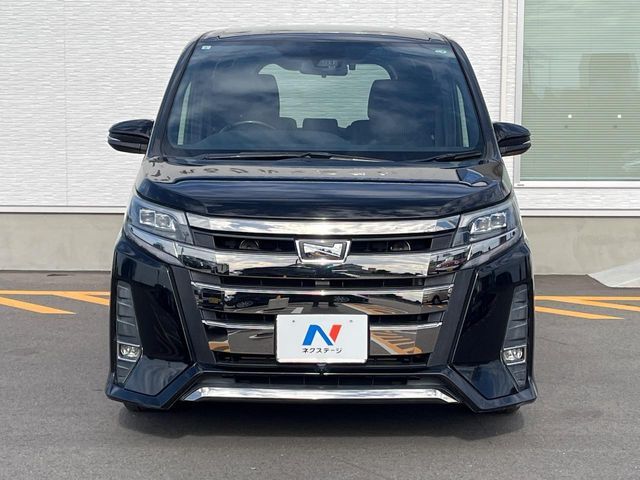 TOYOTA NOAH 2017