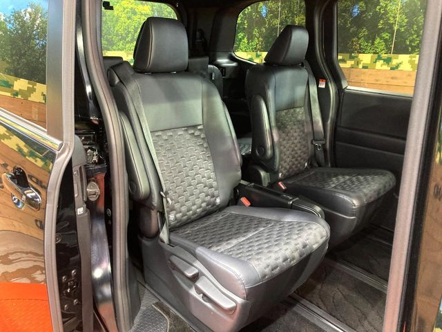 TOYOTA VOXY HYBRID 2023