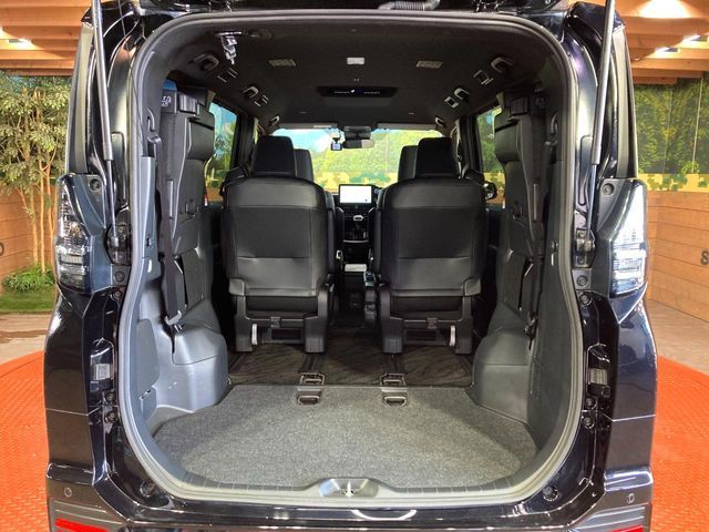 TOYOTA VOXY HYBRID 2023