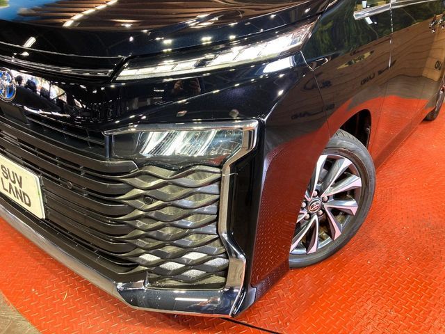 TOYOTA VOXY HYBRID 2023