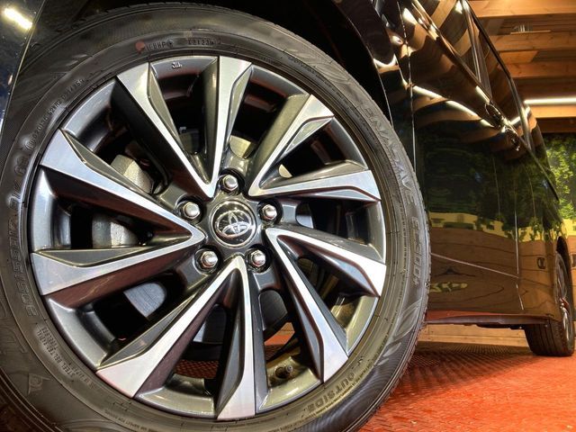 TOYOTA VOXY HYBRID 2023