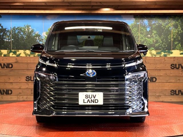 TOYOTA VOXY HYBRID 2023